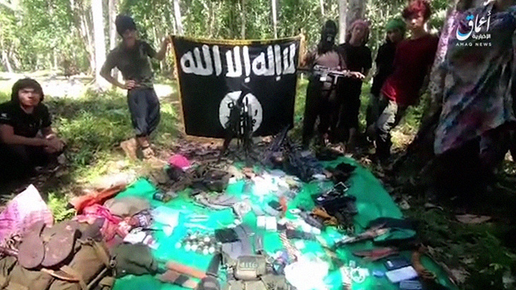 【超！閲覧注意】銃撃戦で負けた相手の “首を切断” するグロ動画。