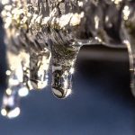 【衝撃映像】大きなつららを “そのままにしておくこと” がどれほど危険かご覧ください。