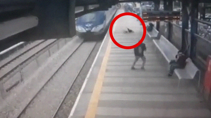 【衝撃映像】電車に弾き飛ばされた人間はときに “凶器” と化す。