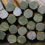 【閲覧注意】目を閉じ口を開けた男の子、よく見ると “鉄の棒” が頭を貫通してた･･･。