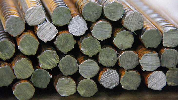 【閲覧注意】目を閉じ口を開けた男の子、よく見ると “鉄の棒” が頭を貫通してた･･･。