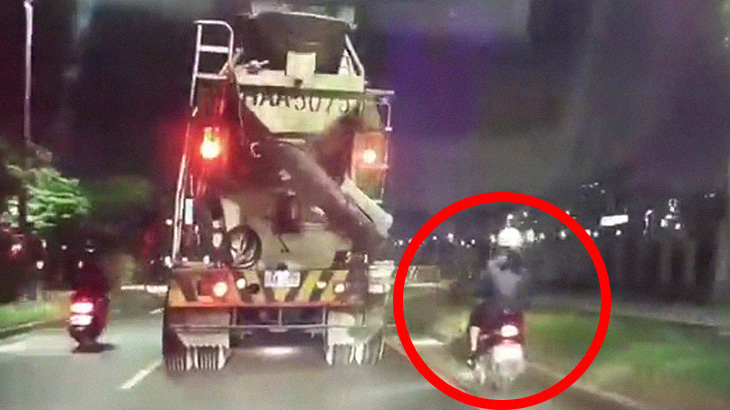 【閲覧注意】スクーターに乗った女性、頭が破裂してしまうグロ動画･･･。