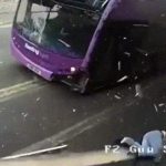 【衝撃映像】バスに轢かれても平気な “タフすぎる男” が撮影される。