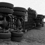 対向車のトラックが “転倒してくる” なんて怖すぎるだろ･･･。