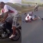 バイクで “アクロバットな技” を披露しようとした男、やっぱり事故る。