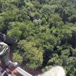 違法ハンター、銃の反動で “ヘリから転落” してしまう。