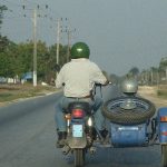 3人乗りバイク、猛スピードの車に後ろから弾き飛ばされてしまう。