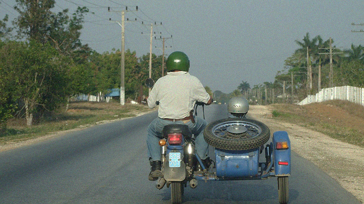 3人乗りバイク、猛スピードの車に後ろから弾き飛ばされてしまう。