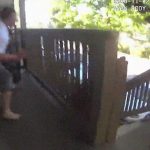 【衝撃映像】ヤク中の男、ナイフで警官に襲いかかるも “10発撃たれて” 死亡。