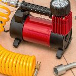 バカすぎる男、高圧エアーコンプレッサーを “同僚のお尻に突っ込んで腸を破壊” してしまう･･･。