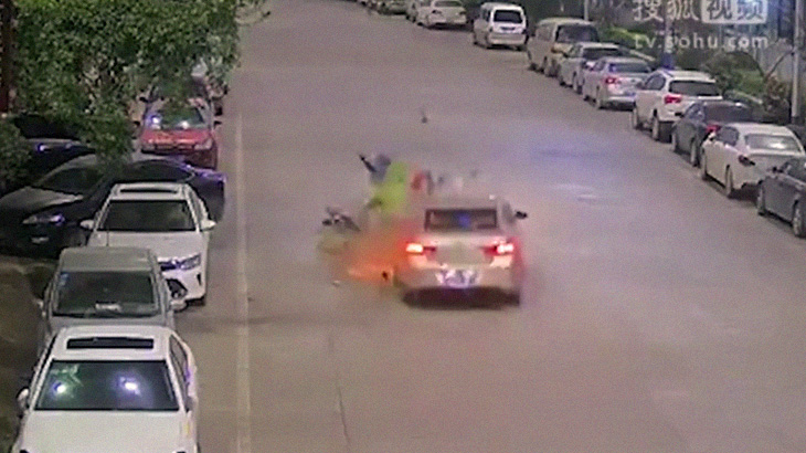 【閲覧注意】酔っぱらいドライバー、対向車線を走るバイクの男性をおもいっきり轢き殺す。