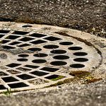 【閲覧注意】マンホールに爆竹を投げ入れて遊んでいた2人の女の子、ヤバイことに･･･。
