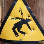 【衝撃映像】感電した6歳の男の子、人が大勢いる中で “誰にも気づかれず” に死亡。