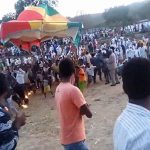 【衝撃映像】テントを運んでいたら突然足元がビカッっと光って数人が倒れてしまう。