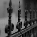 【閲覧注意】鉄柵に人間が刺さってるグロ動画･･･。