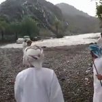 【衝撃映像】突然の “鉄砲水” により葬儀中断。