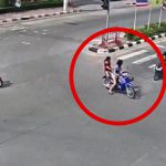 女バイカーさん、当たり屋なんじゃないかと疑うレベルの事故を起こす。