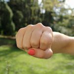 イキった男さん、女性にワンパンKOされてしまう。