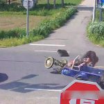 トラックから垂れ下がったロープ、バイクに絡まり引き摺ってしまう。