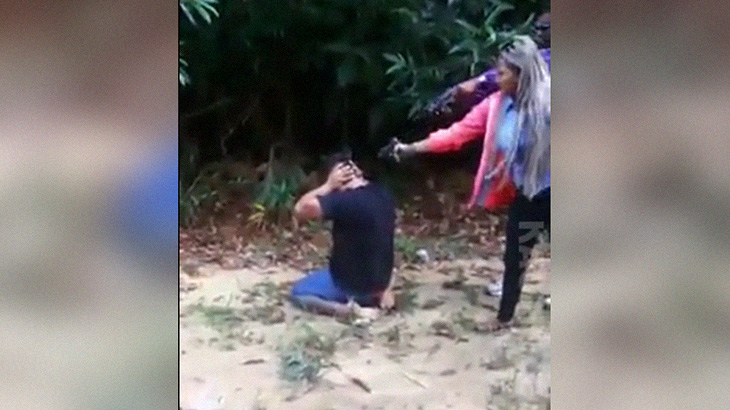 【閲覧注意】女ギャングさん、ライバルギャングの頭を銃で撃ち抜くグロ動画。