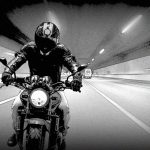 【衝撃映像】スピード出しすぎバイク、前方を走る車にぶつかり吹き飛ばされてしまう。