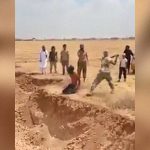 【閲覧注意】イスラムの処刑人、長い刀で首を一刀両断するグロ動画。