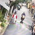 女性の背後から近づく2人乗りのバイク → 予想外のものを盗んで去っていく。