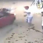 【衝撃映像】DQNさん、ガソリンスタンドで口論となった相手を車で弾き飛ばしてしまう。