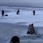 【衝撃映像】流氷の上で釣りしてたら “氷が割れ始める” 恐ろしい映像･･･。