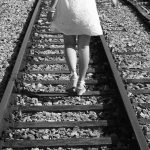 ヘッドフォンをつけて線路を歩いていた10代の女の子、轢かれて死亡。