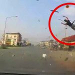 【衝撃映像】車と衝突してめっちゃ吹き飛ばされるバイク動画2本。