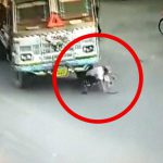 【閲覧注意】前を走る自転車に気付かなかったトラック、そのまま轢いてしまうグロ動画。