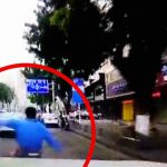 【衝撃映像】急ブレーキをかけたスクーターに怒ったドライバー、追いかけて突き飛ばす。