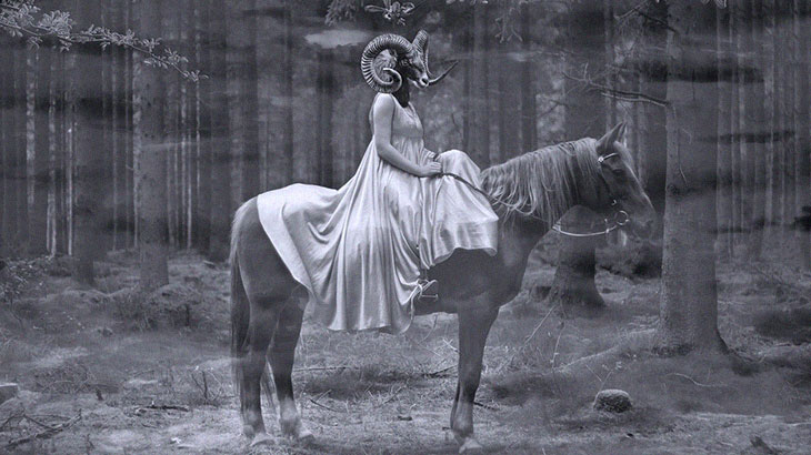 まるで “悪魔の化身” のようなヤギが撮影される。