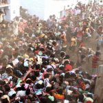 牛糞を投げ合うケンカ祭り「ピダカラ・サマラム」。めっちゃクサそう･･･。