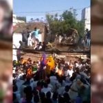 屋根の上に登って祭りを見ていた人々、ボッシュートされてしまう。