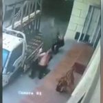 大きな窓ガラスを運搬中、手が滑りガラスで喉を切られてしまった男性。