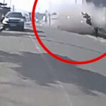 【衝撃映像】お店が突然爆発し通行人が負傷。その威力がヤバ過ぎる。