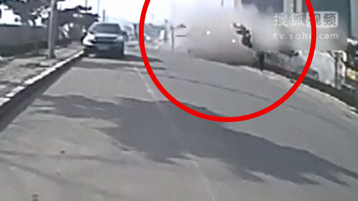 【衝撃映像】お店が突然爆発し通行人が負傷。その威力がヤバ過ぎる。