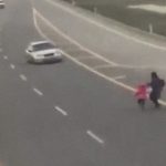 【閲覧注意】目が見えない母親、娘と一緒に車に轢かれてしまうグロ動画。