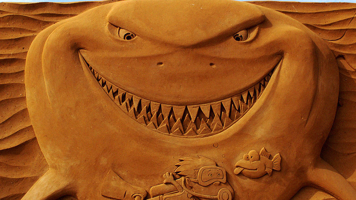 【閲覧注意】サメに右足を食われてしまった男性のグロ動画。