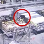 【衝撃映像】工場の機械に引き摺られて死亡する作業員。