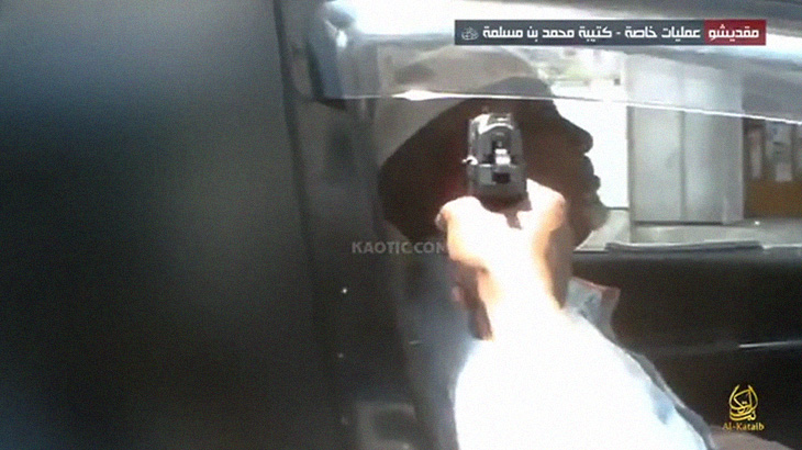 【閲覧注意】アフリカ人、人間をゲーム感覚で射殺していくグロ動画。