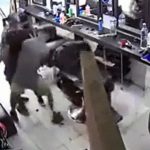 理髪店に強盗に入った男、銃を奪われフルボッコにされる。