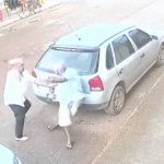 【閲覧注意】身体ヨボヨボのおじいちゃん同士の喧嘩、エゲツない･･･。