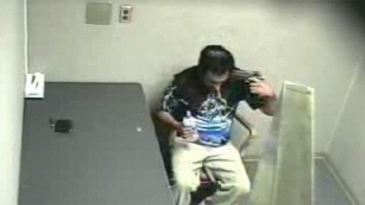 【閲覧注意】取調べ中の男が拳銃自殺をするグロ動画。