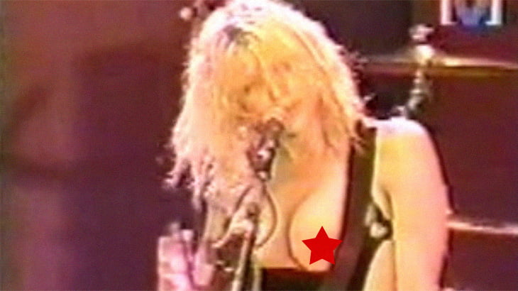 女性ボーカリストさん、突然オッパイ丸出しにして歌い出す。