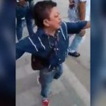 「子供がアルコールを飲んでいる」と勘違いされた小人症の男性、ブチ切れ。