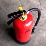 【衝撃映像】炎に包まれた大きなタイヤを消火していた男性、吹き飛ばされる。