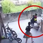 スクーターにまたがって遊ぶ男の子、うっかり発進させてしまい壁に衝突。